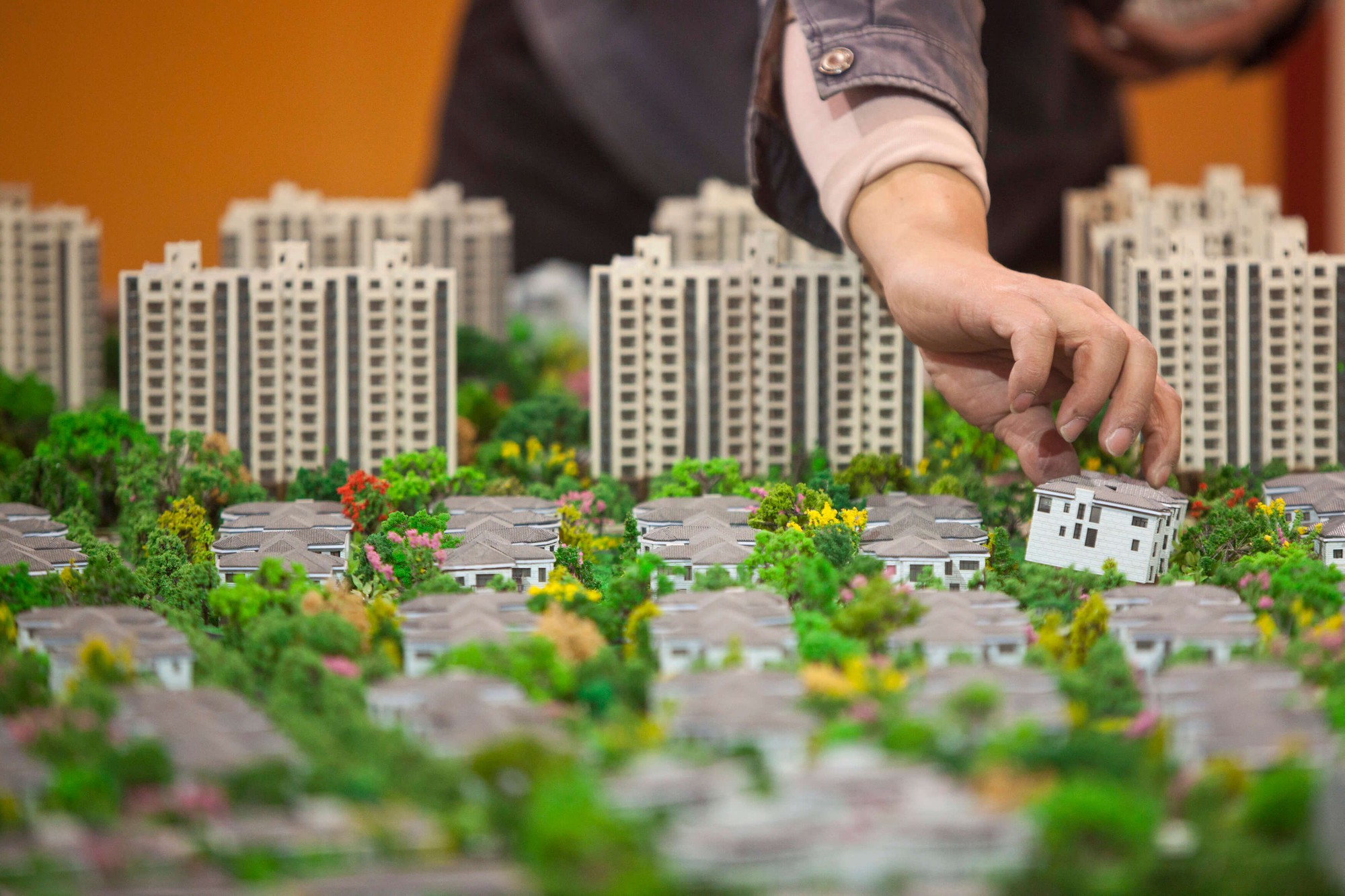 'Hạ nhiệt' về lãi suất, thị trường bất động sản phản ứng ra sao?